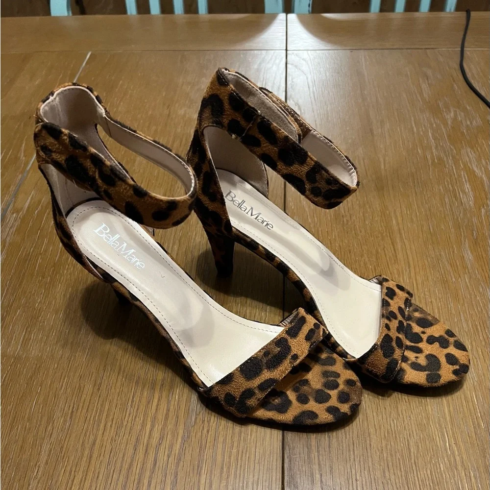 Bella Marie Leopard Print Women's Sandals - Picture 3 of 5